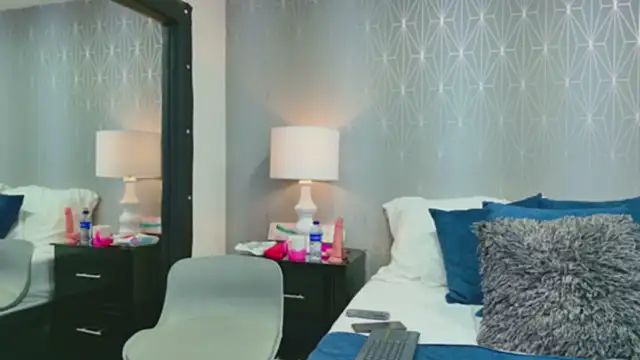 ZoeWilliis online show from April 2026 12:51:01 PM