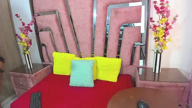 MaraKarly online show from December 2025 07:40:02 PM