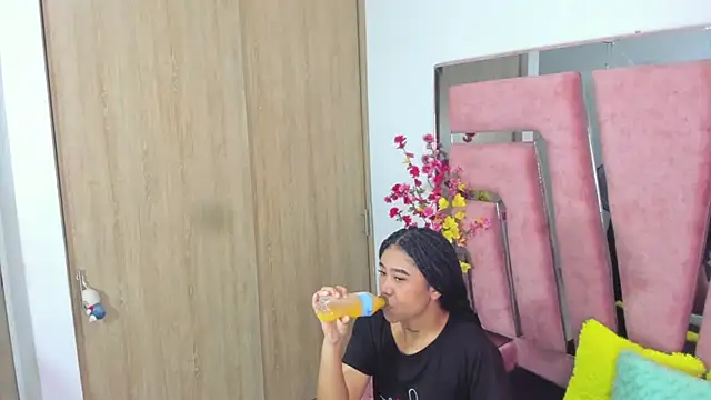 MaraKarly online show from November 2025 06:30:02 PM