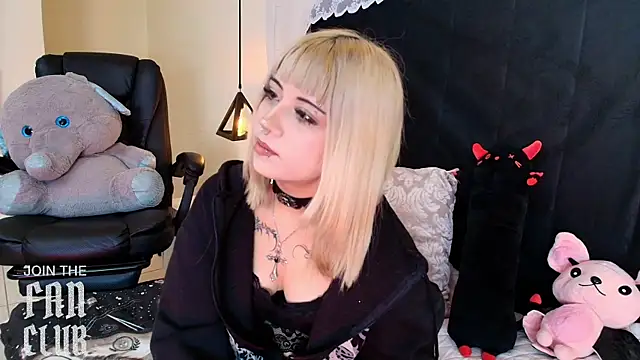 Snapshot of IvyBelle_ chatting on May 2026 11:22:02 AM IvyBelle online show from May 2026 11:22:02 AM