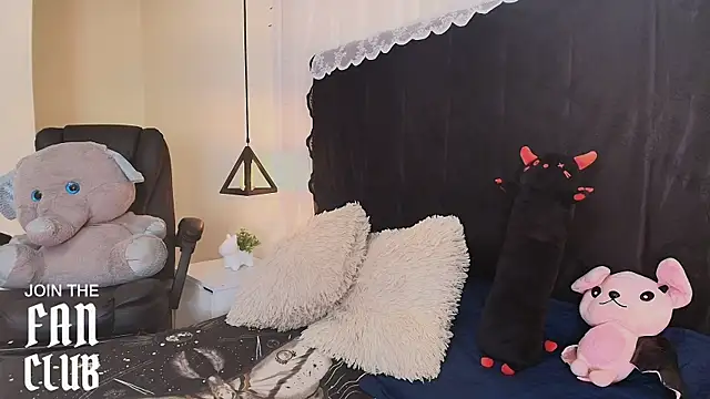 Snapshot of IvyBelle_ chatting on May 2026 11:18:02 AM IvyBelle online show from May 2026 11:18:02 AM