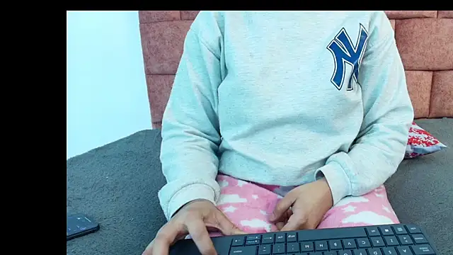 Brunette Messy1 online show from October 2025 08:32:02 PM