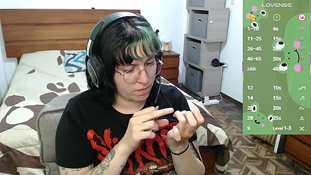 Snapshot of Froggyinthebox chatting on July 2026 04:31:01 AM Froggyinthebox online show from July 2026 04:31:01 AM