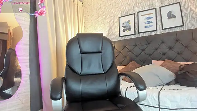 sophie  blare online show from September 2025 08:04:02 PM