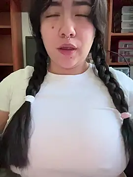 Yui-Ch06 online show from November 2025 02:00:02 PM