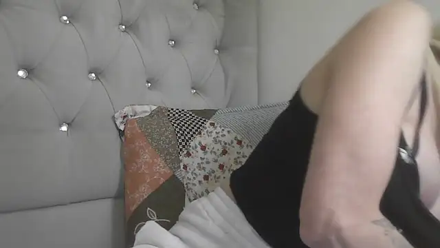 flirty babe x online show from April 2026 07:20:01 PM