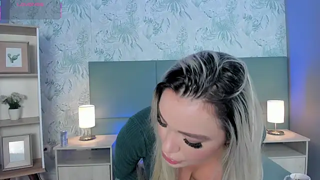 milaowens online show from December 2025 12:11:01 PM