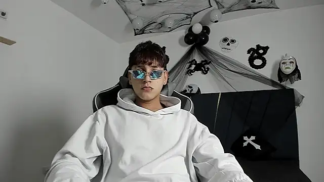 Snapshot of zeusapollofuck chatting on October 2025 10:18:02 PM zeusapollofuck online show from October 2025 10:18:02 PM