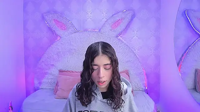 Gaby louse online show from April 2026 07:15:02 PM