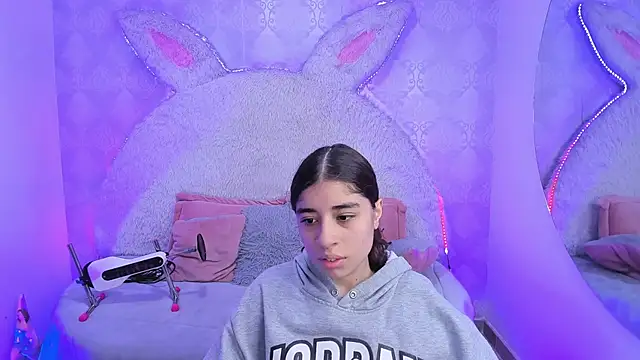 Gaby louse online show from April 2026 07:17:01 PM