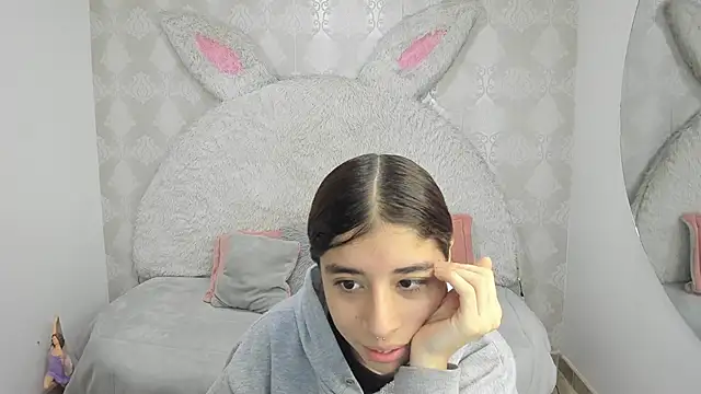 Gaby louse online show from April 2026 07:09:01 PM