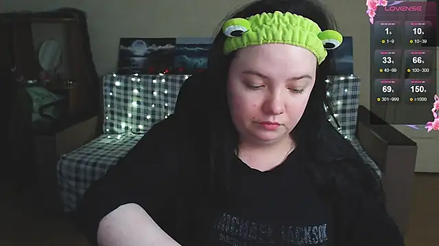 Snapshot of EmillyBones chatting on December 2025 08:42:02 PM EmillyBones online show from December 2025 08:42:02 PM