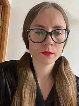 Snapshot of SophieDesire chatting on September 2025 06:59:01 AM SophieDesire online show from September 2025 06:59:01 AM
