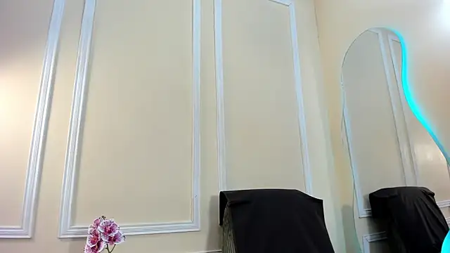 keila hott20 online show from September 2025 12:32:02 PM