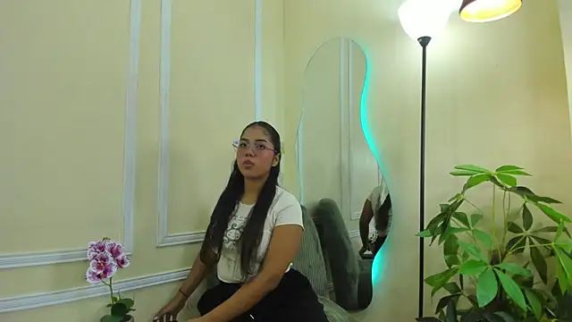 keila hott20 online show from September 2025 12:38:01 PM