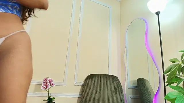 keila hott20 online show from October 2025 12:39:01 PM