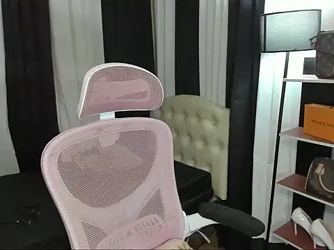 Snapshot of Seductive_Margaux chatting on November 2025 07:07:02 PM Seductive Margaux online show from November 2025 07:07:02 PM