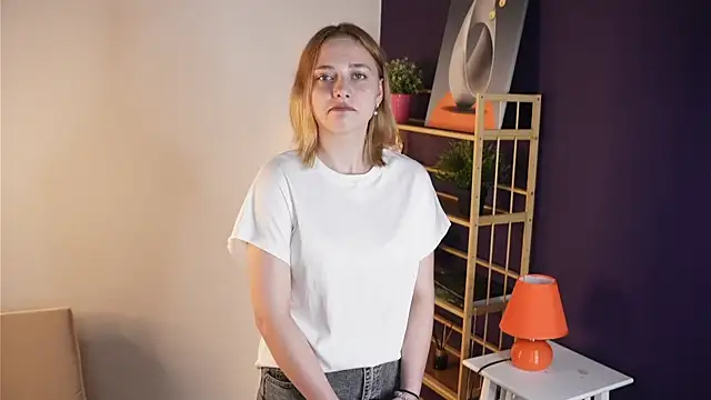 HollieCollelo online show from September 2025 04:00:01 AM