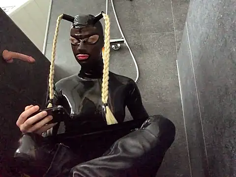 latexluisa online show from December 2025 12:29:02 PM