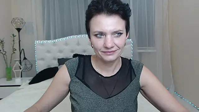 AvaSaturnian online show from November 2025 01:26:02 PM