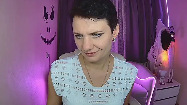 AvaSaturnian online show from October 2025 01:33:02 PM