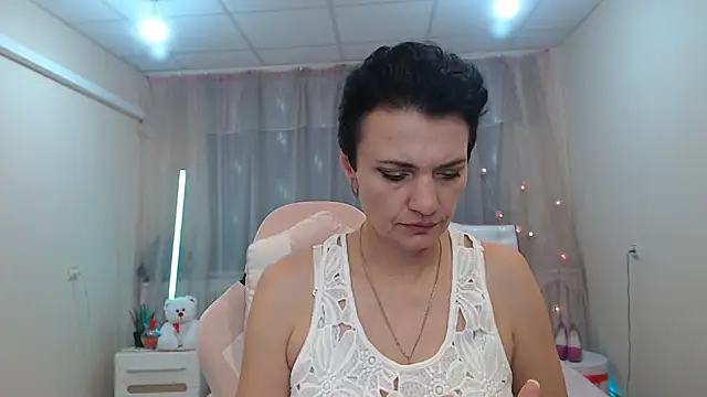 AvaSaturnian online show from November 2025 01:26:01 PM