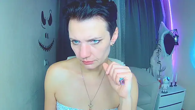 AvaSaturnian online show from October 2025 01:43:01 PM