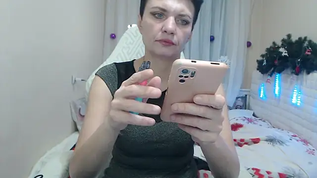 AvaSaturnian online show from December 2025 01:17:02 PM