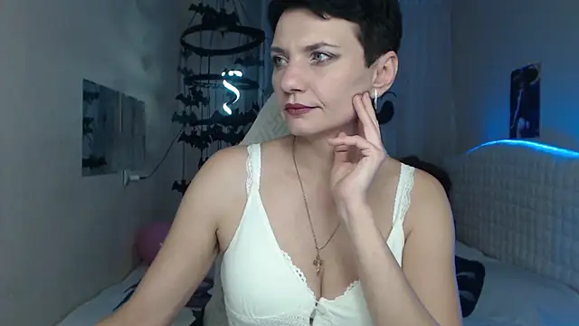 AvaSaturnian online show from October 2025 12:28:01 PM