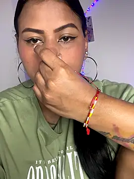 Snapshot of Michluxe_69 chatting on December 2025 10:24:01 PM Michluxe 69 online show from December 2025 10:24:01 PM