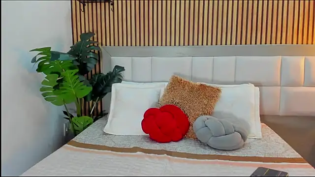 Roseaurora online show from March 2026 01:07:02 PM