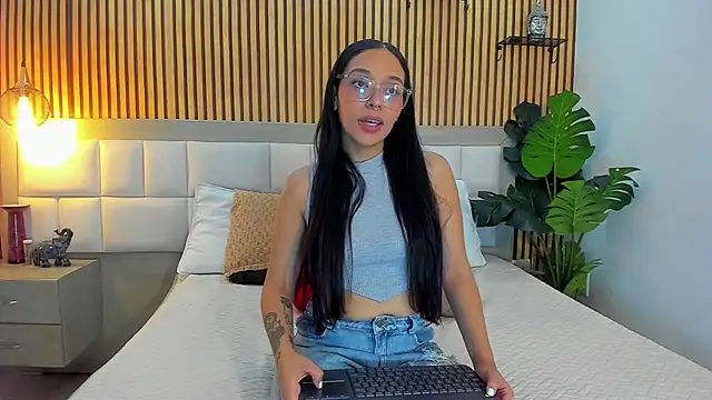 Snapshot of Roseaurora chatting on November 2025 12:42:02 PM Roseaurora online show from November 2025 12:42:02 PM