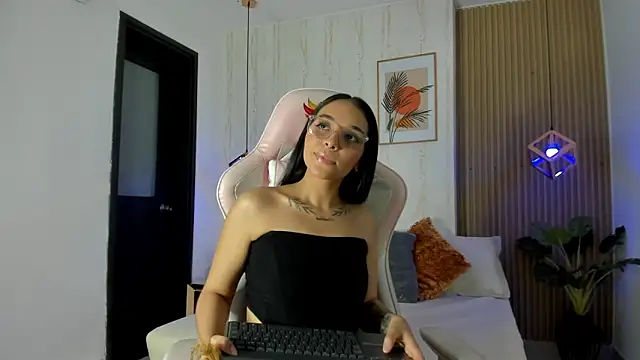 Snapshot of Roseaurora chatting on November 2025 07:36:01 PM Roseaurora online show from November 2025 07:36:01 PM