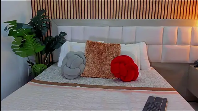 Roseaurora online show from February 2026 01:11:01 PM