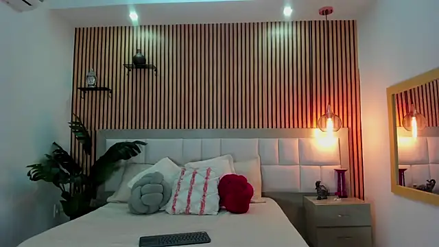 Roseaurora online show from December 2025 12:41:01 PM