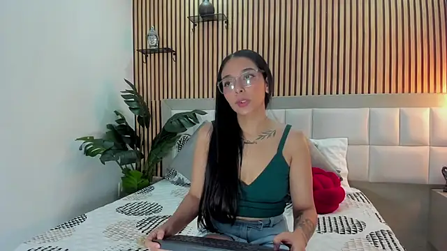 Snapshot of Roseaurora chatting on December 2025 12:37:01 PM Roseaurora online show from December 2025 12:37:01 PM