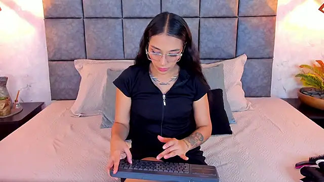 Snapshot of Roseaurora chatting on May 2026 10:42:02 AM Roseaurora online show from May 2026 10:42:02 AM
