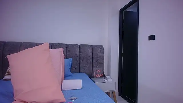 sweegirl69 online show from November 2025 12:09:01 PM