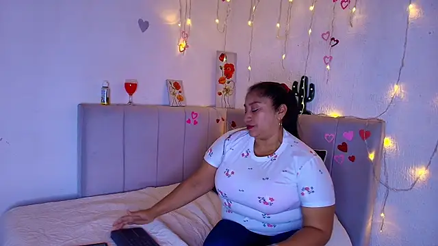 Snapshot of milf_latinn chatting on October 2025 02:05:02 PM milf latinn online show from October 2025 02:05:02 PM