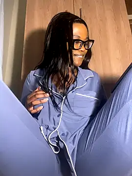 Snapshot of Moonzy77 chatting on October 2025 09:47:01 PM Moonzy77 online show from October 2025 09:47:01 PM