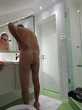 Oldmenhot66 online show from November 2025 05:28:01 AM