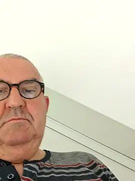 Snapshot of Oldmenhot66 chatting on April 2026 03:29:02 AM Oldmenhot66 online show from April 2026 03:29:02 AM