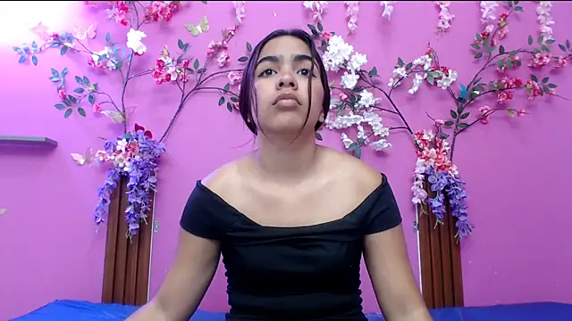 skinnysofia18 online show from May 2026 02:12:02 PM