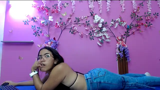 skinnysofia18 online show from April 2026 01:23:02 PM