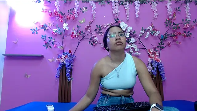 skinnysofia18 online show from April 2026 12:53:01 PM