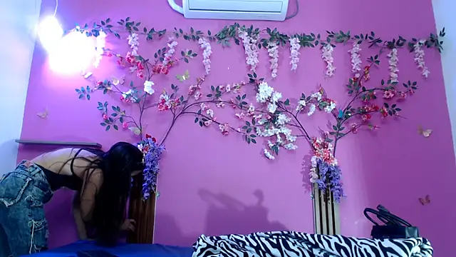 skinnysofia18 online show from May 2026 01:43:02 PM