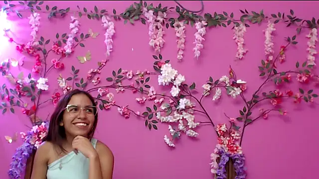 skinnysofia18 online show from December 2025 01:21:02 PM