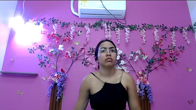 skinnysofia18 online show from April 2026 01:57:02 PM