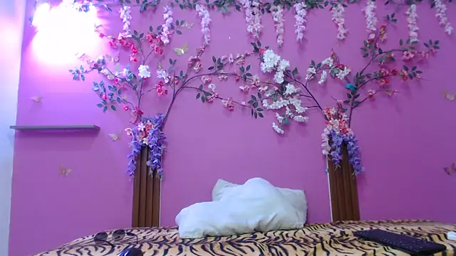 skinnysofia18 online show from February 2026 01:18:02 PM