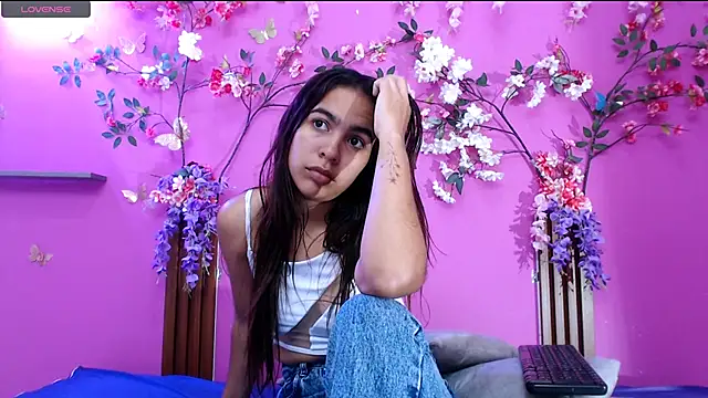 Snapshot of skinnysofia18 chatting on June 2026 01:50:01 PM skinnysofia18 online show from June 2026 01:50:01 PM